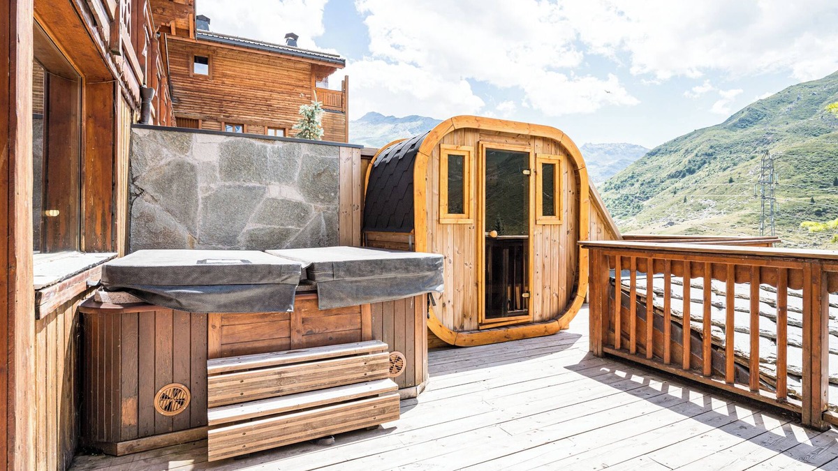 Les Bruyeres Ski Chalet | Chalet 'Delphine' with Lake View, Private Terrace and Wi-Fi