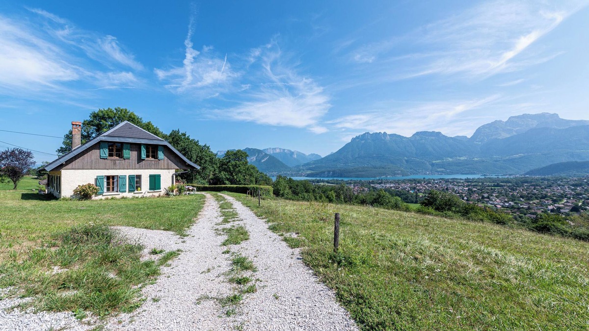 Saint-Jorioz Ski Chalet | Chalet 'Des Bruyères' with Lake View, Private Terrace and Wi-Fi