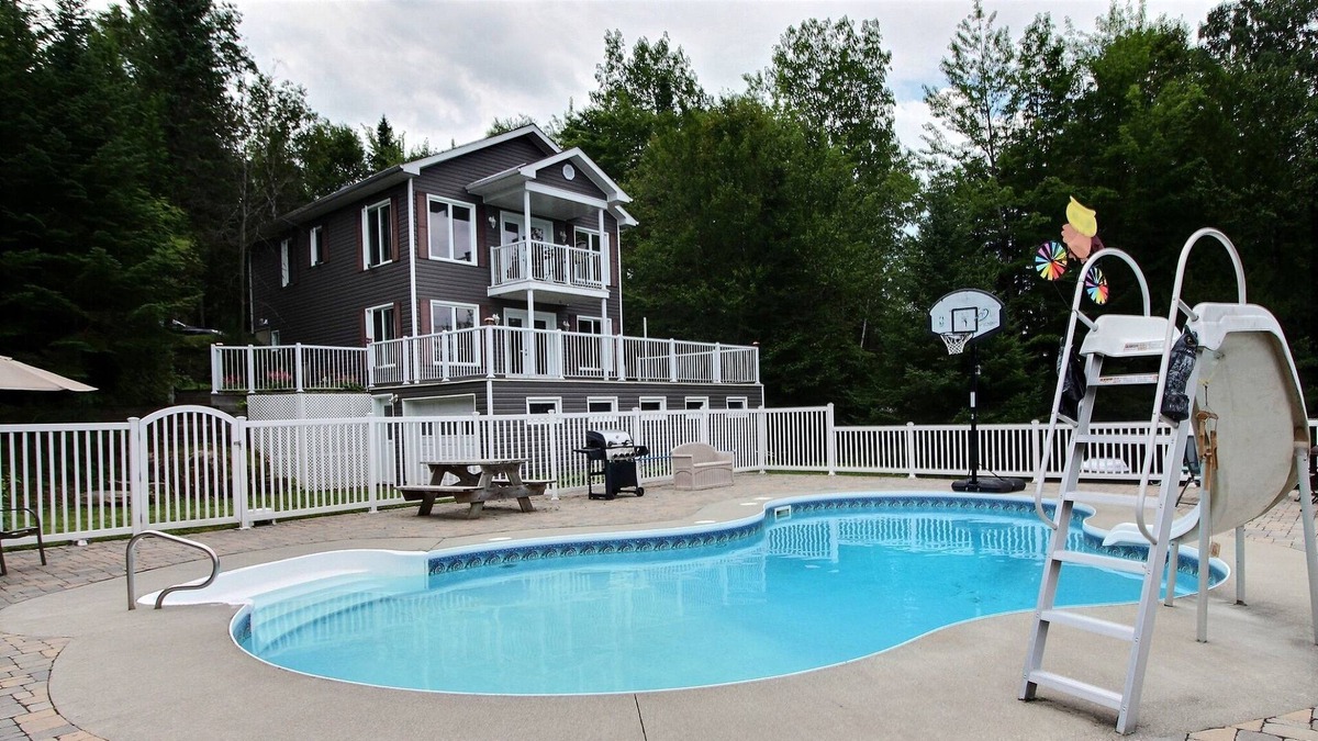 Temiscouata Regional County Municipality Ski Chalet | Chalet Domedani Cabin sur le lac