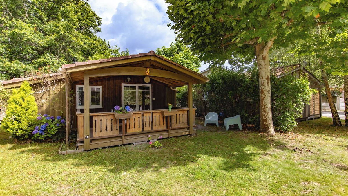 Ares Ski Chalet | Chalet 'Du Bassin D'Arcachon' with Shared Pool, Wi-Fi and Air Conditioning