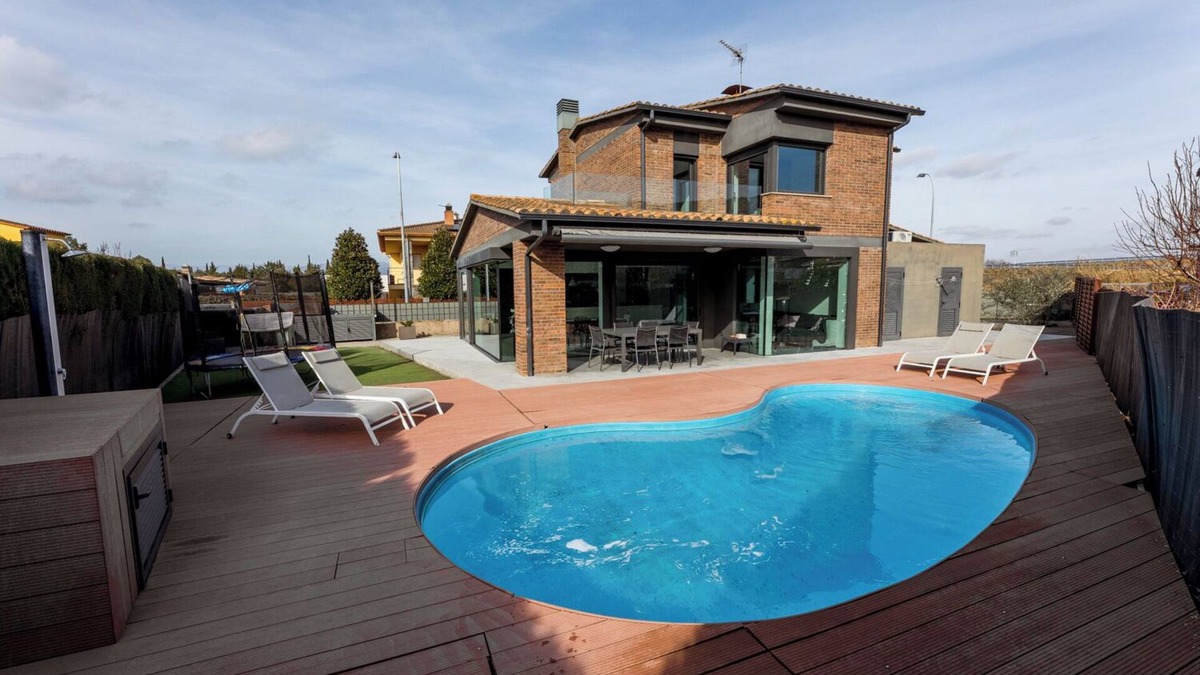 Mas Usall Ski Chalet | CHALET ELS PINS WITH POOL BANYOLES