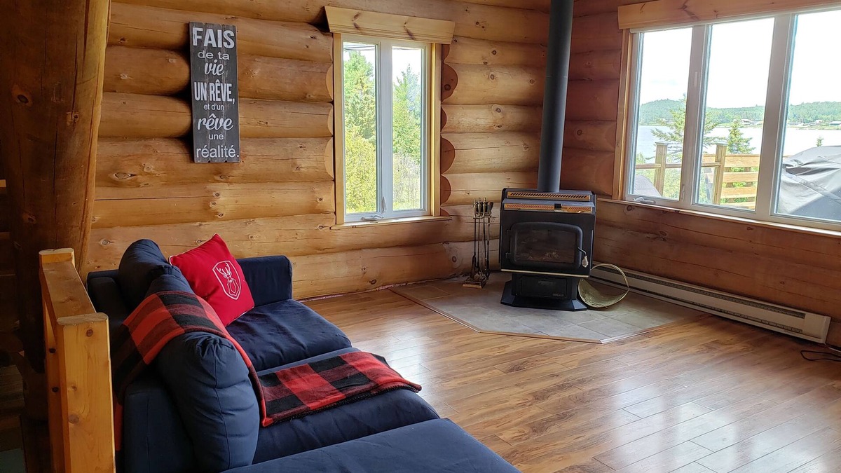 Disraeli Cabin | Chalet en bois rond au bord du Lac Aylmer
