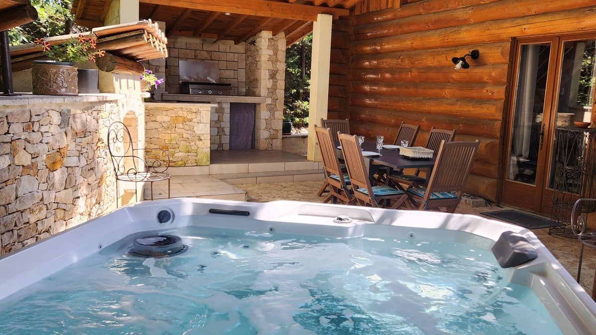 Montmurat Ski Chalet | CHALET EN RONDINS AVEC SPA Summer weekly rental (5 PERSONS)