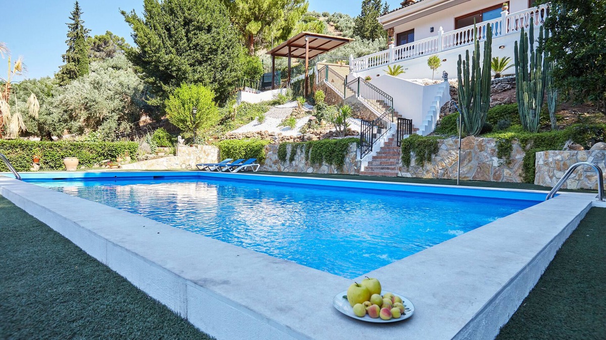 Villanueva del Arzobispo Ski Chalet | Chalet 'Villa Ibáñez' with Lake Views and Air Conditioning