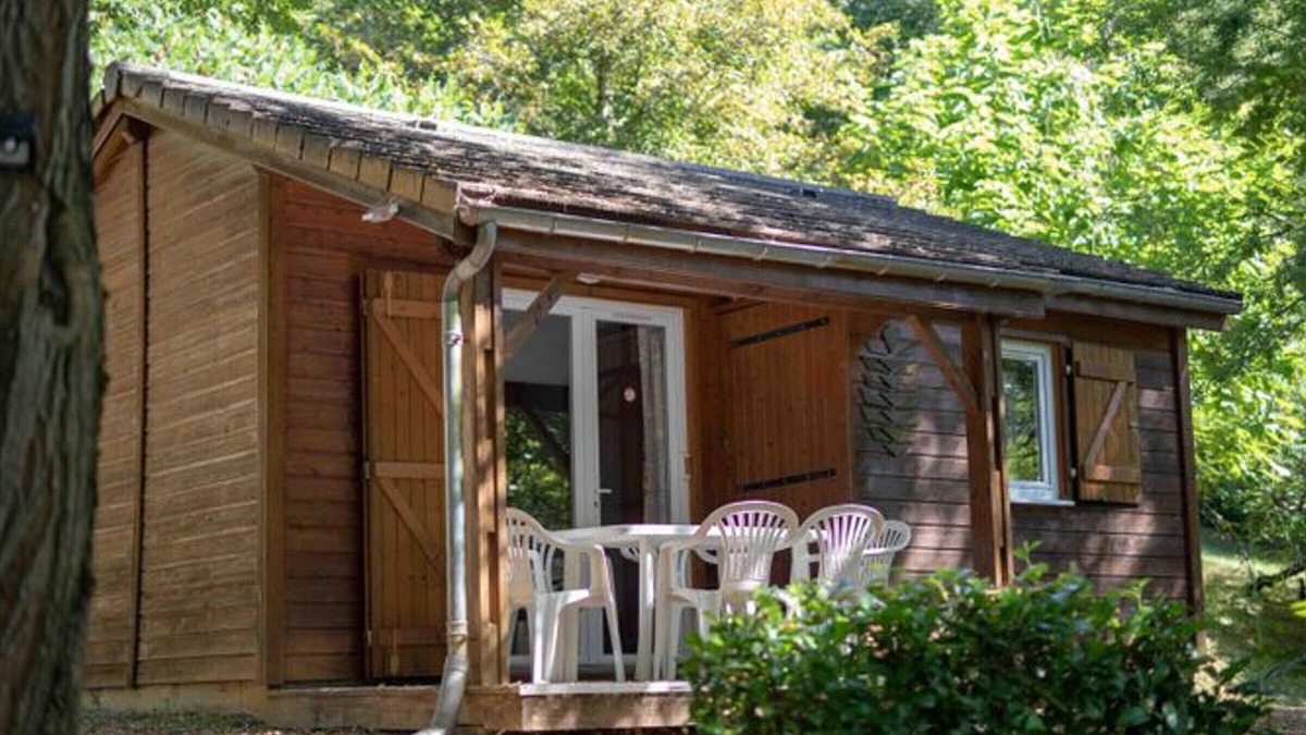 Sauveterre-de-Rouergue Ski Chalet | Chalet for 4 with Terrace, Outdoor Dining - 2 Bedrooms