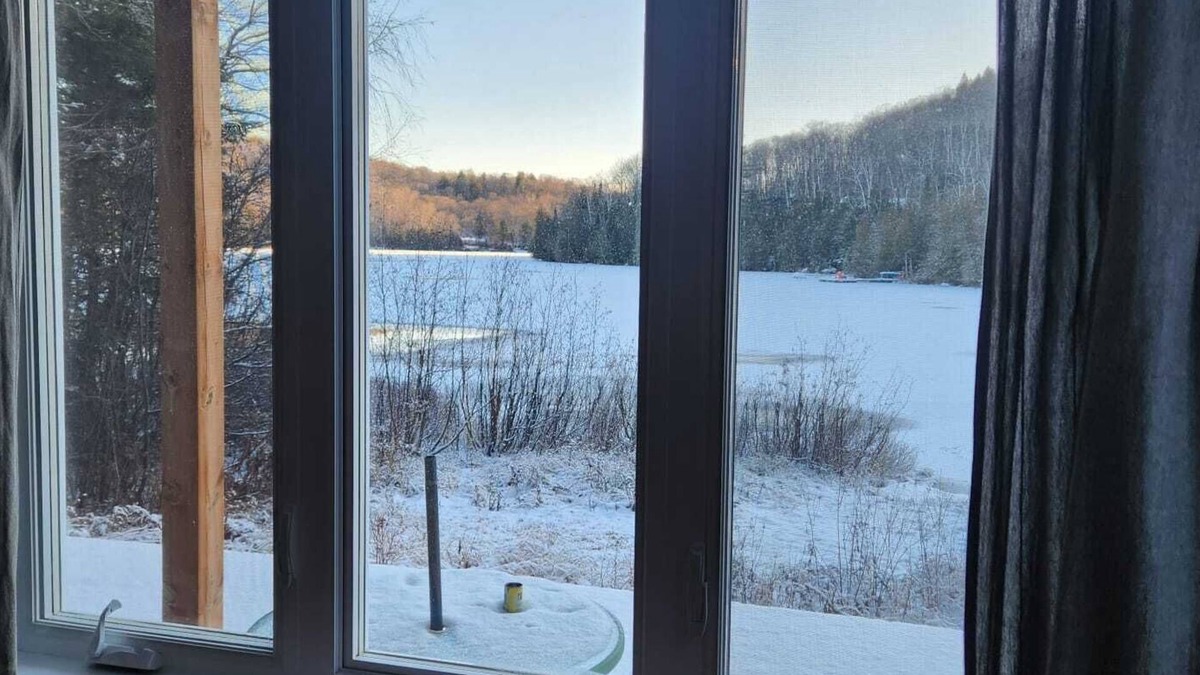 Saint-Hippolyte House | Chalet familial au bord du lac. Family getaway on the lake close to Montreal.