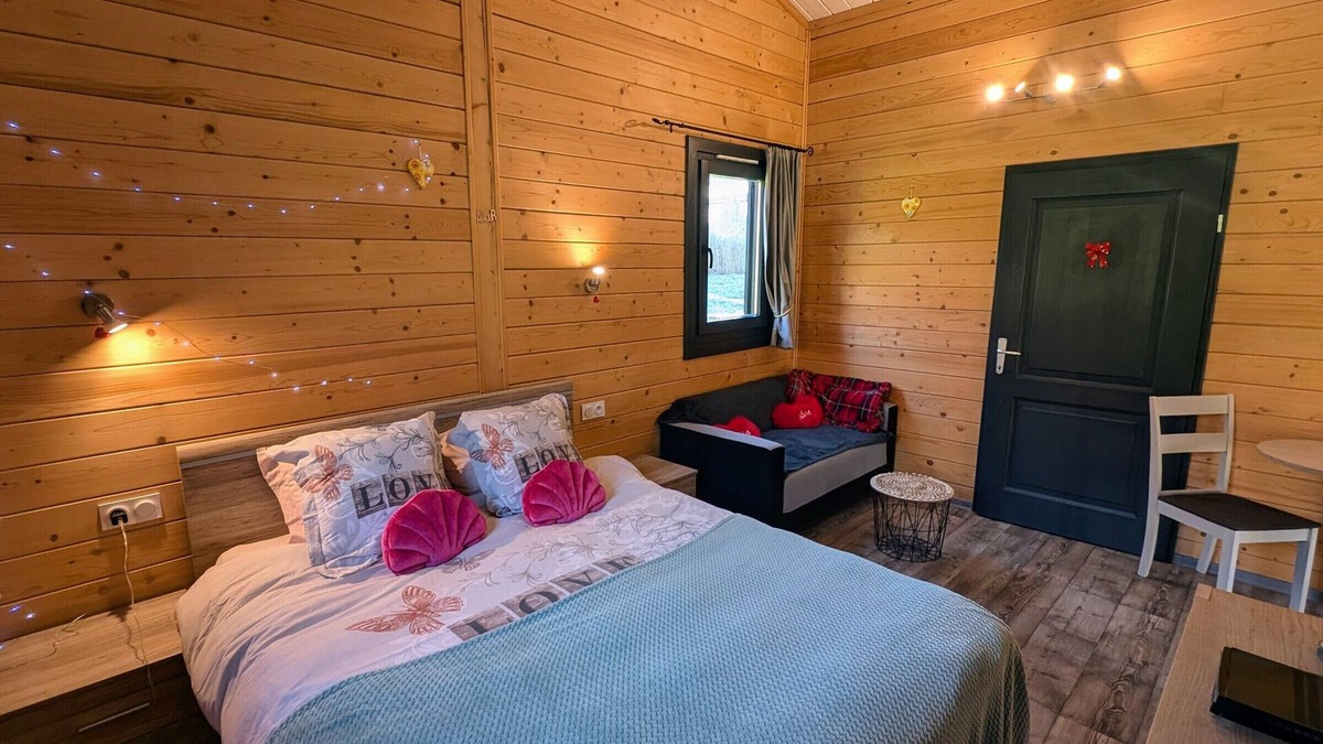 Fougerolles-Saint-Valbert Cottage | Chalet Jonquille with Spa in Southern Vosges