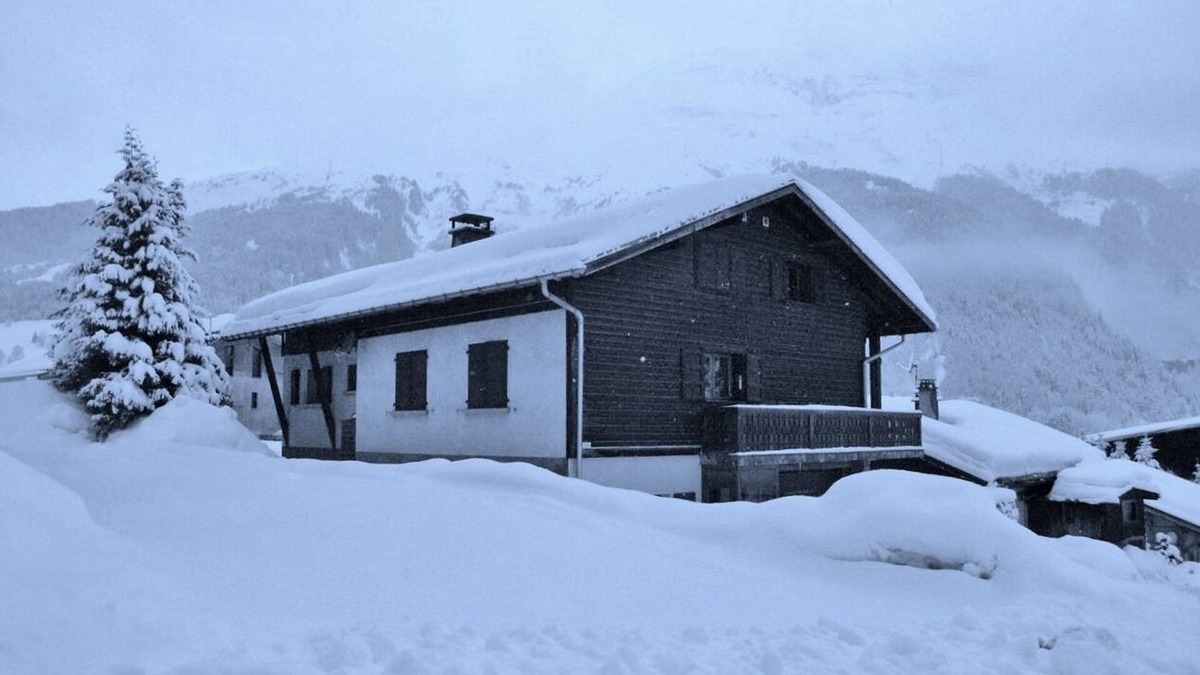 Les Contamines-Montjoie Ski Chalet | CHALET MONT BLANC - Nestled in the Mont Blanc slopes.nCozy holiday cottage.