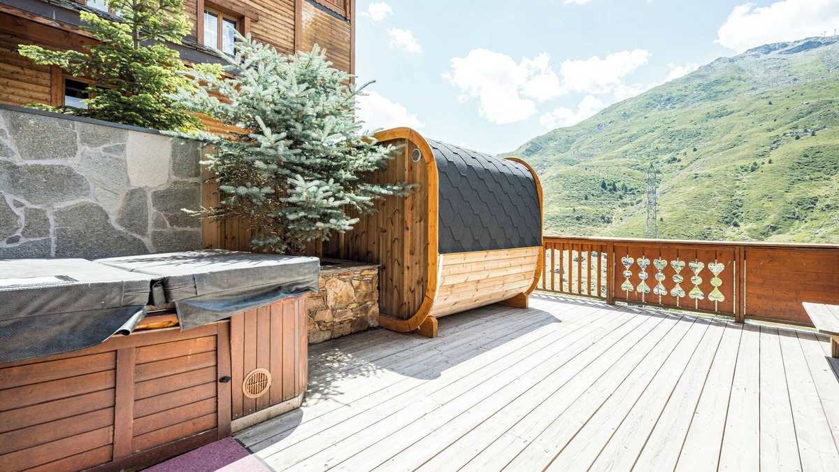 Les Bruyeres Ski Chalet | Chalet 'Gabrielle Luxe Ski-In/Ski-Out' with Lake View, Private Terrace and Wi-Fi