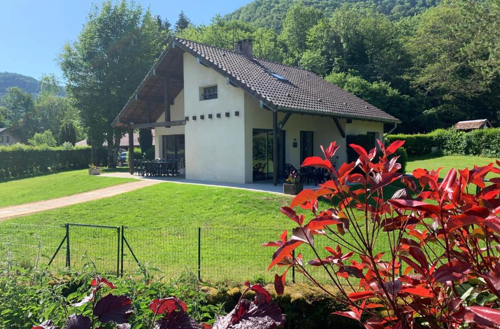 Nans-sous-Sainte-Anne House | Chalet gite l'Arcange 3 chambres au calme Franche Comte bord de riviere peche sur place
