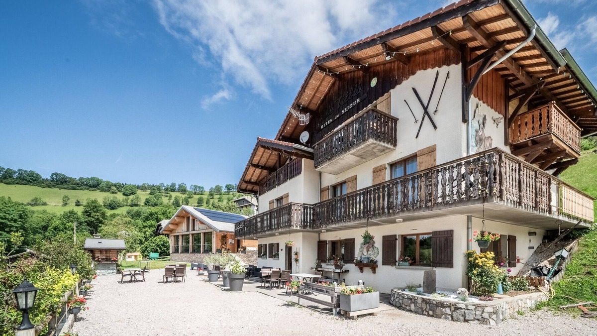 Bernex Ski Chalet | Chalet "Gîtes Le Titlis" with Mountain View, Private Pool & Wi-Fi