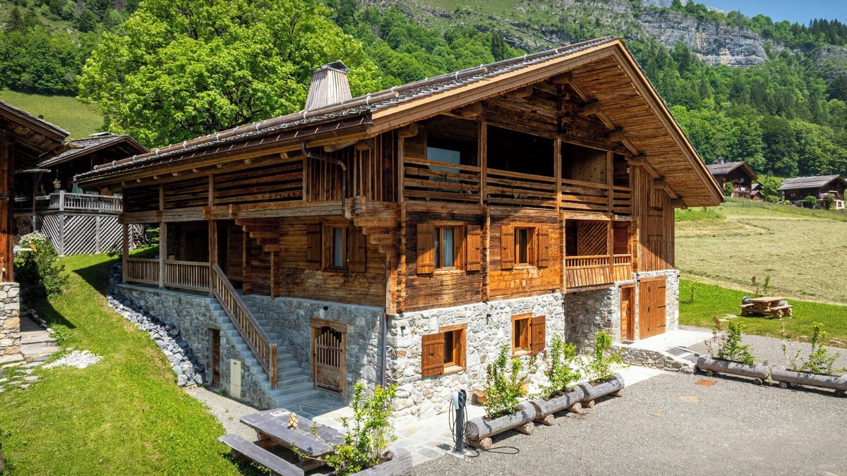 Le Chinaillon Ski Chalet | Chalet Happysnow - alpine retreat for 15 - OVO Network