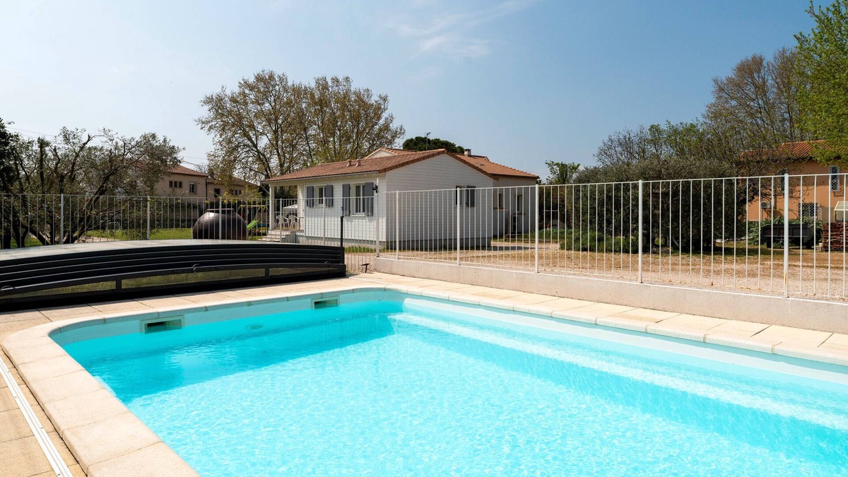 Sorgues Ski Chalet | Chalet in Provence with shared pool, Wi-Fi and air conditioning