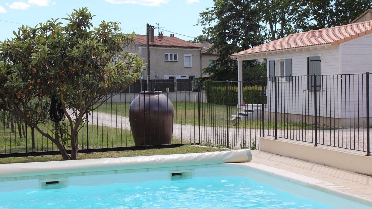 Sorgues Ski Chalet | Chalet in Provence with Pool, Parking, Wifi, Near Avignon, Luberon .