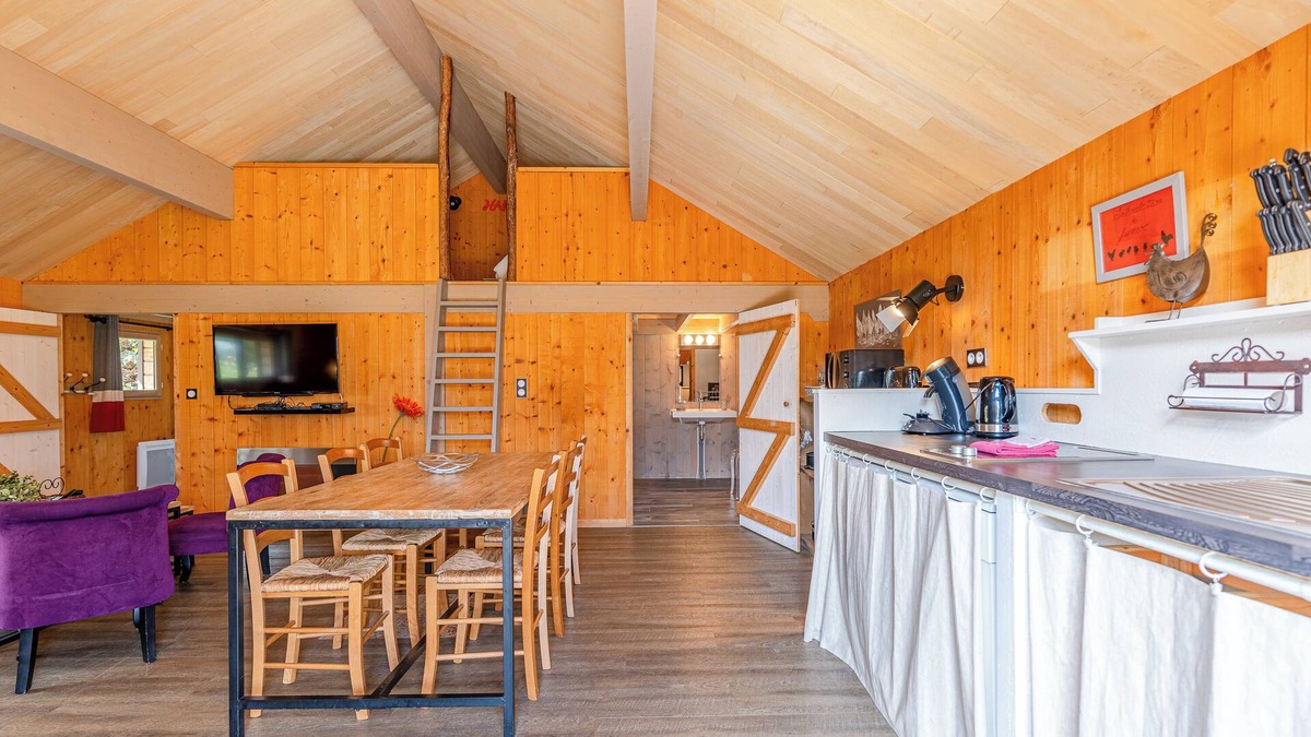 Reaux sur Trefle Ski Chalet | CHALET IN THE VINEYARDS, 5 minutes from Jonzac Antilles
