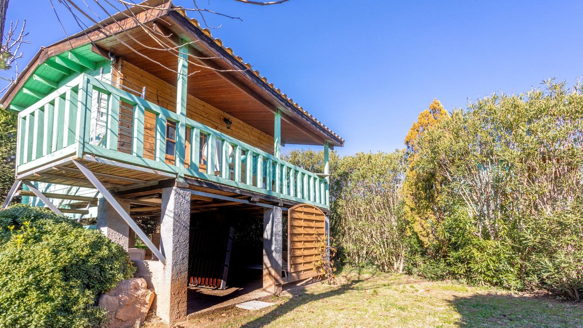 Roquebrune-sur-Argens Ski Chalet | Chalet 'Joli En Bois' with Private Terrace, Wi-Fi and Air Conditioning