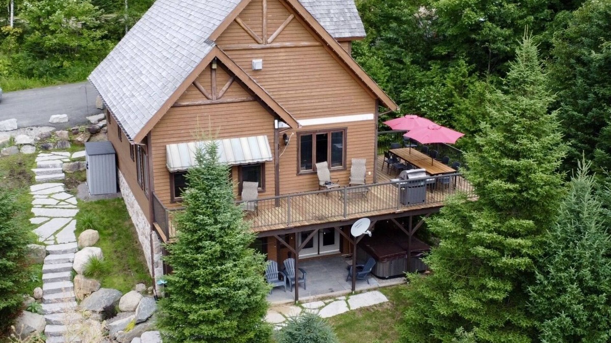 Saint-Faustin-Lac-Carre Ski Chalet | Chalet L'Agréable, lakeside, air, spa and golf. Families welcome.