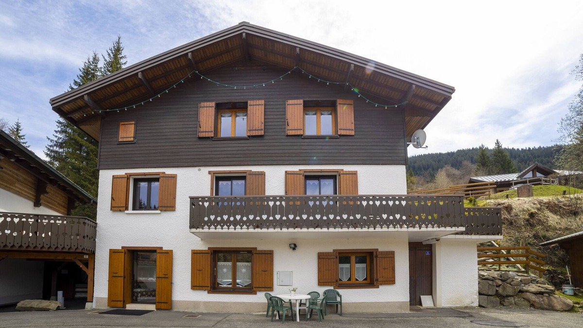 Les Carroz-d'Araches Ski Chalet | Chalet 'L'orée Du Bois' with Mountain View, Private Terrace and Wi-Fi