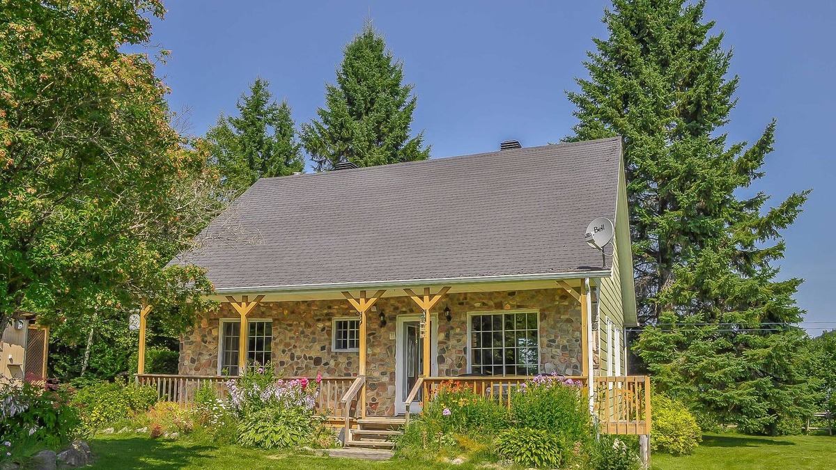 Sainte-Anne-du-Lac Cottage | Chalet la Boréale - Tranquility by the lake!