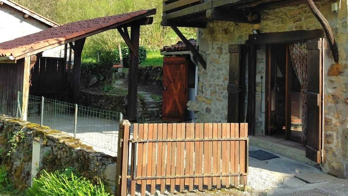 Fougaron House | Chalet 'Le Gîte Des Trois Ruisseaux' with Mountain View, Private Terrace and Wi-Fi