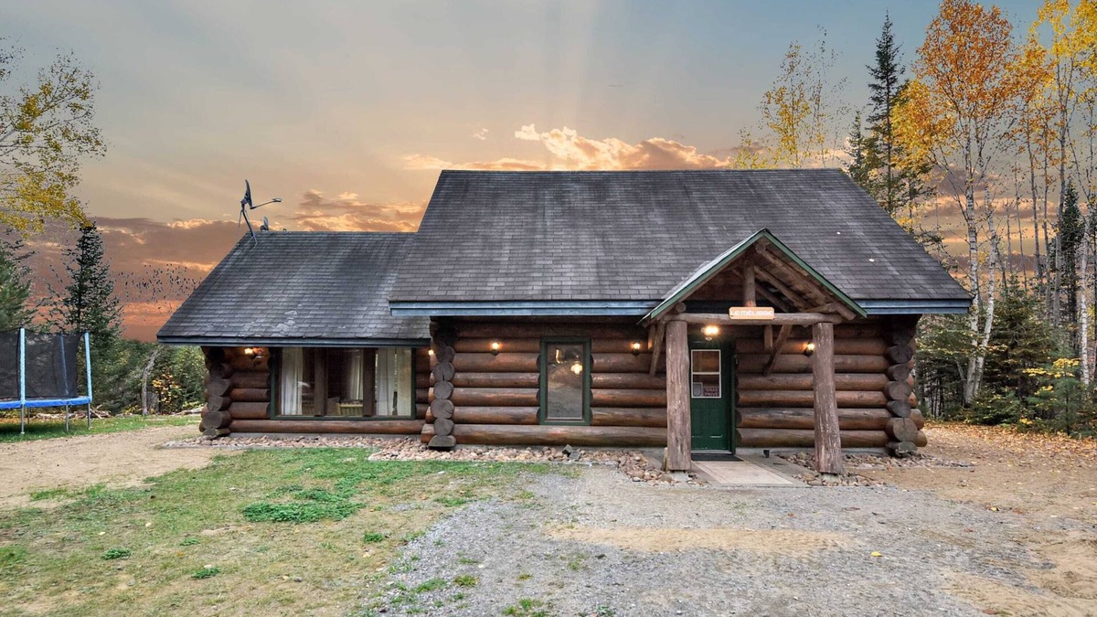 Mauricie House | Chalet Le Mélisse | Rustic Log Chalet in Nature