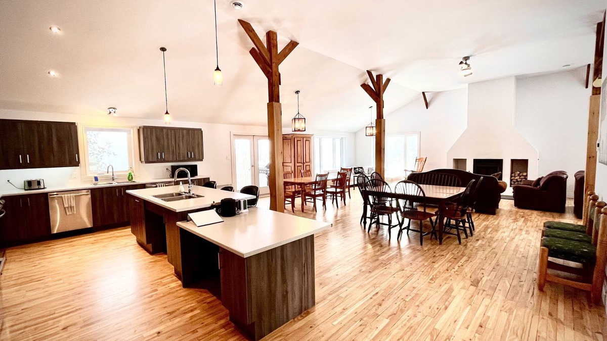 Sainte-Beatrix Ski Chalet | Chalet Le Manoir Café