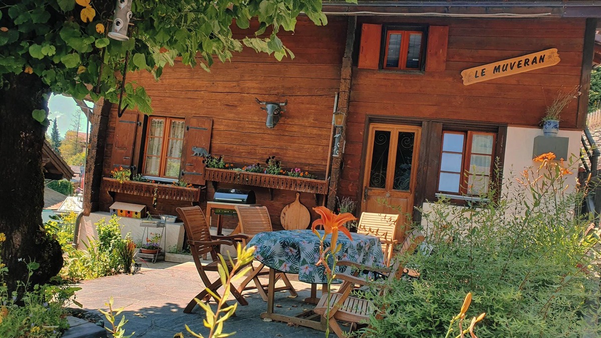 Les Posses-sur-Bex Ski Chalet | Chalet le muveran, in the center of gryon with garden!
