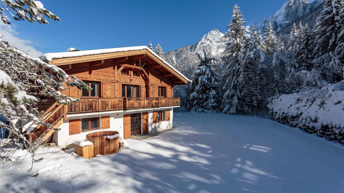 Les Praz-de-Chamonix Ski Chalet | Chalet le Tricouni - sleeps 10 guests in 5 bedrooms with Nordic Bath