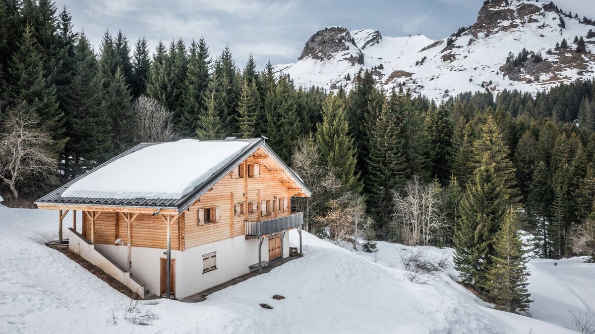 Le Praz de Lys Ski Chalet | Chalet 'Les Amborzales' with Mountain View, Private Garden and Wi-Fi