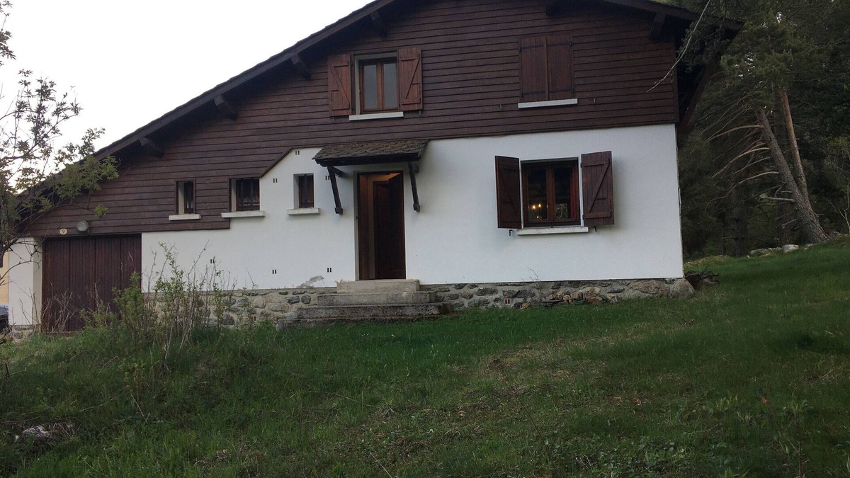 Formigueres Ski Chalet | Chalet 'Les Iris' with Mountain View and Private Garden