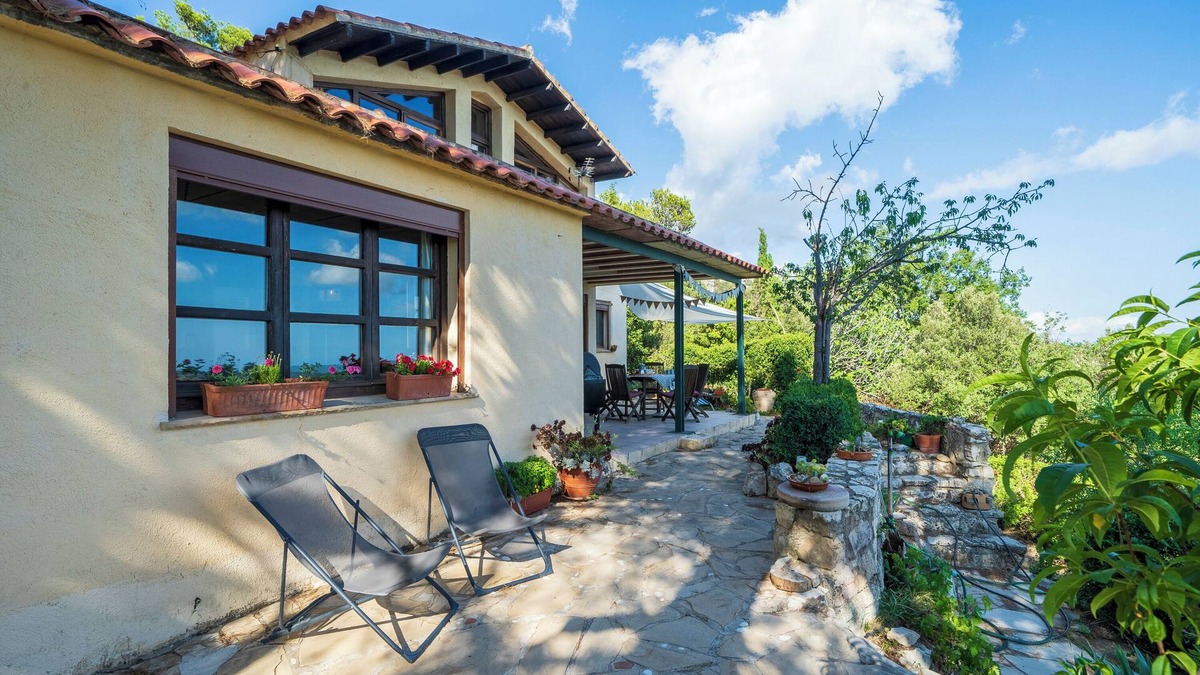 Montreal House | Chalet 'Mariti' with Sea View, Private Terrace and Wi-Fi