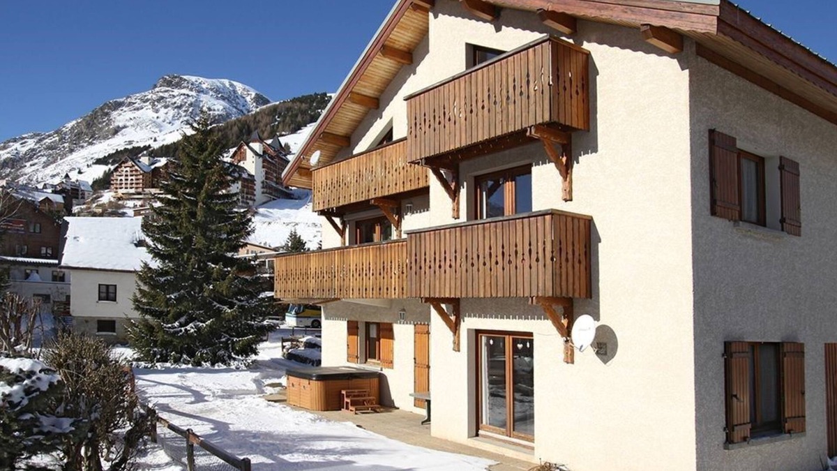 Les Deux Alpes Ski Chalet | Chalet Montagnard | JACUZZI Privé + Wi-Fi GRATUIT