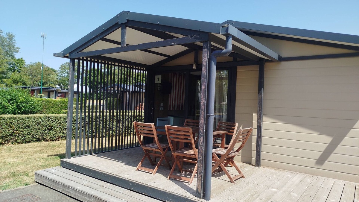 Evron Ski Chalet | Chalet Morea, in a small campsite close to shops