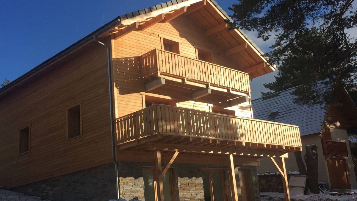 La Joue du Loup Ski Chalet | chalet of 12 beds spa and sauna located 200 meters from the slopes