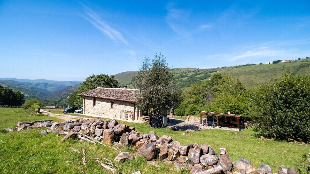 San Pedro del Romeral Ski Chalet | Chalet 'Pasiega El Ojal' with Mountain View, Private Terrace and Wi-Fi