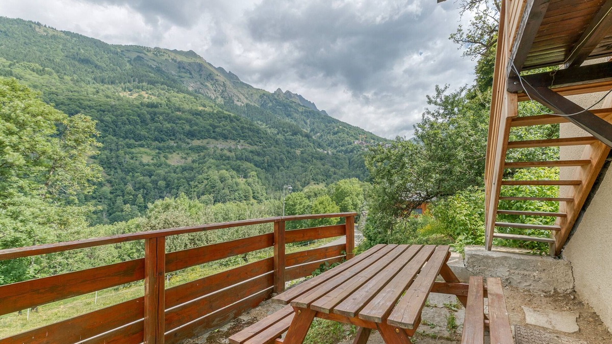 Oz Ski Chalet | Chalet 'Passoud 204' with Mountain View, Private Garden and Wi-Fi