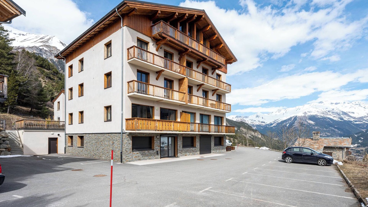 Bramans Ski Chalet | Chalet 'Près Du Mélèze' with Mountain View, Shared Garden and Wi-Fi