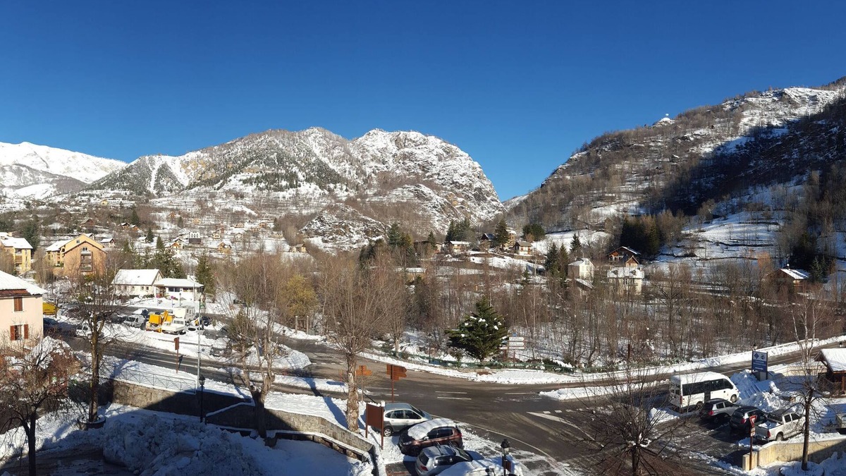 Saint-Etienne-de-Tinee Apartment | Chalet-style apartment in a village, 300m from the cable car