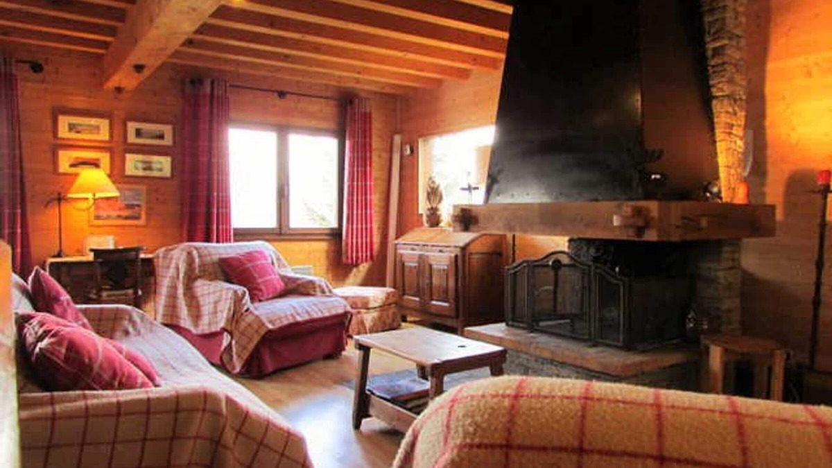 Bellentre Ski Chalet | Chalet spacieux, 3 niveaux, 10 personnes, 4 chambres, proche pistes et centre, Wi-Fi, parking gratuit.