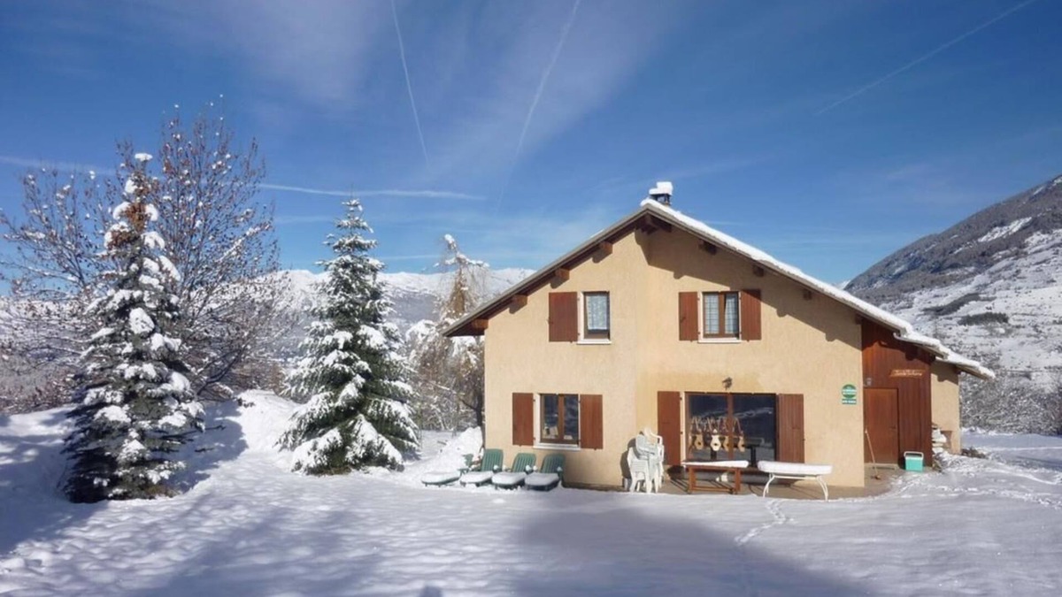 Les Orres Ski Chalet | Chalet 'St Victoire Pied Des Pistes' with Mountain View, Shared Pool and Wi-Fi
