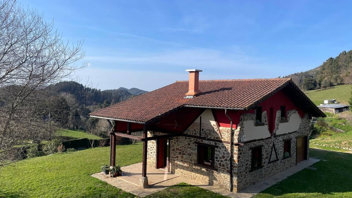 Nabarniz House | Chalet 'Txatonea' with Mountain View, Private Terrace and Wi-Fi