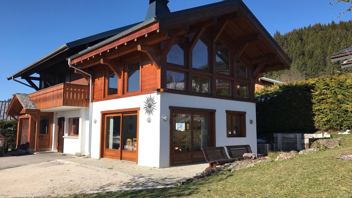 Les Gets Ski Chalet | Chalet Uxello, Les Gets with hot tub & close to Les Folietts ski lift