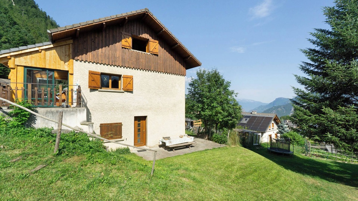 Montricher-le-Bochet Ski Chalet | Chalet 'Vernay' with Mountain View, Private Terrace and Air Conditioning