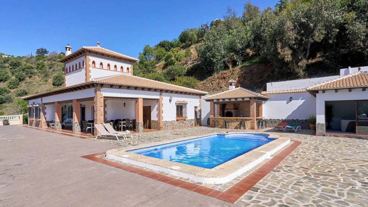 Sayalonga Villa | Chalet 'Villa Alejandro En Sayalonga' with Mountain View, Wi-Fi and Air Conditioning