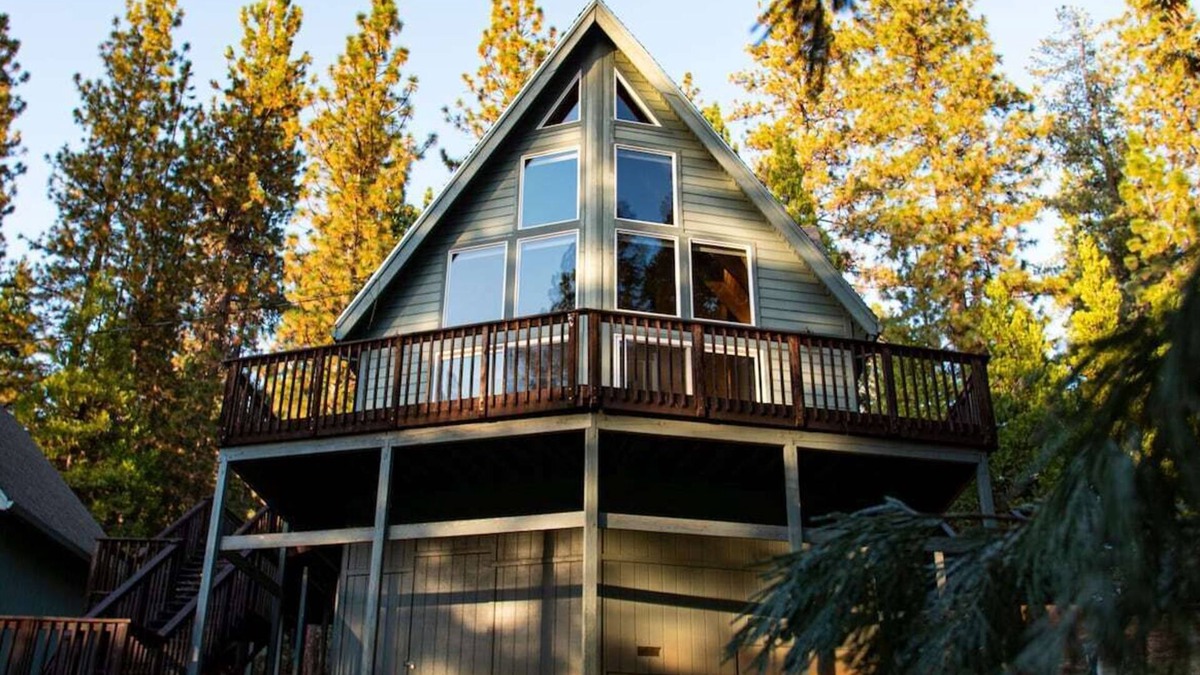 Arnold Ski Chalet | Chalet w/Hot Tub + Bar + Bocce