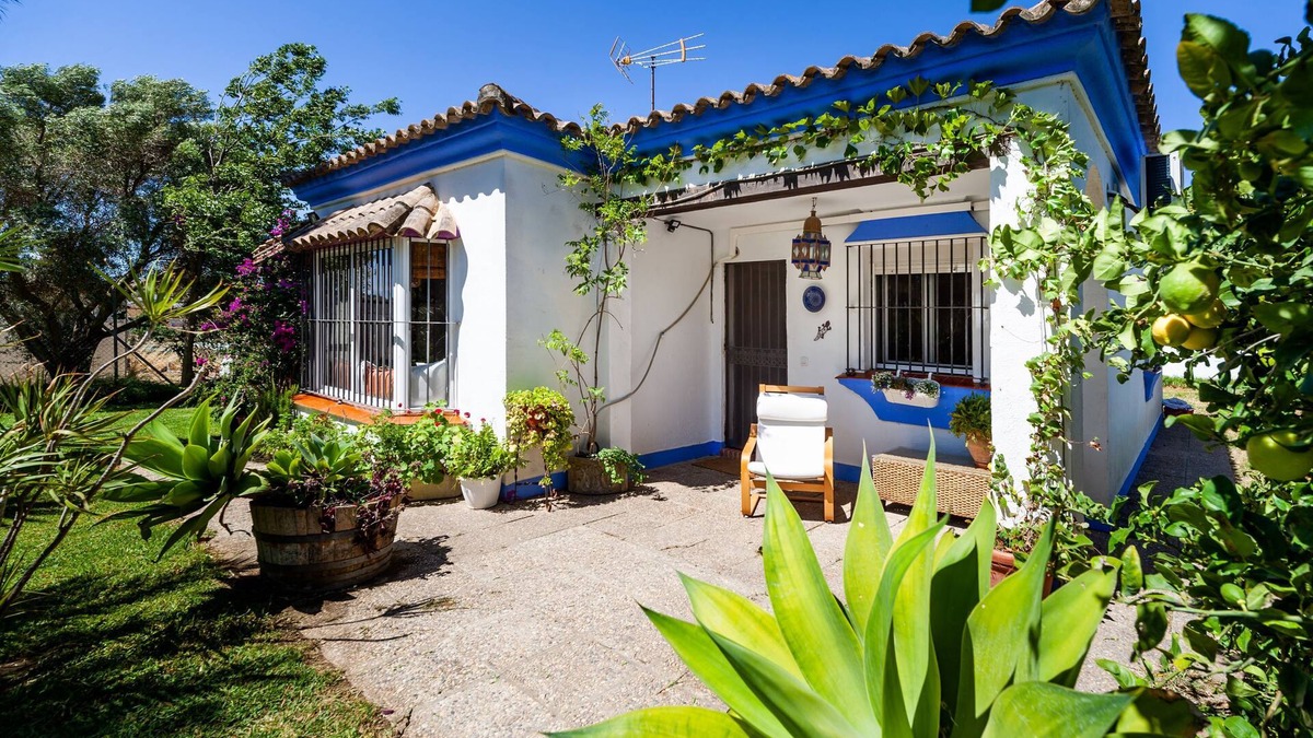 Los Franceses-la Vega House | Chalet with air conditioning, pool, terrace, garden and Wi-Fi; pets allowed