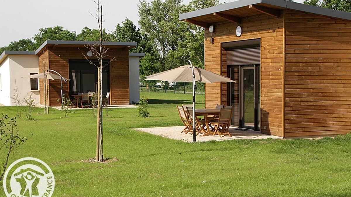 Veauchette Cottage | Chalets en bord d'étang avec terrasse, équipements modernes, activités de plein air, proche nature