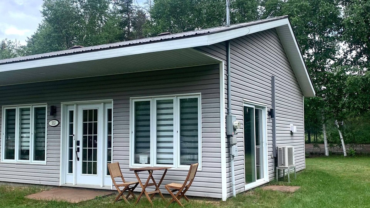 Maria-Chapdelaine Ski Chalet | Chaleureuse maisonà 2 pas du lac St-Jean