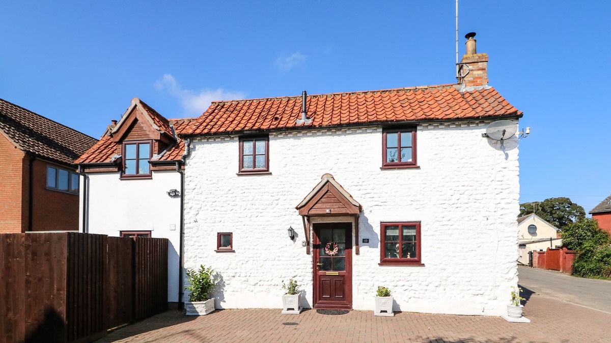 Methwold Cottage | CHALK COTTAGE, pet friendly, character holiday cottage in Feltwell