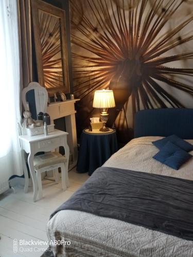 Olliergues Bed & Breakfast | Chambre Bounty, B&B, cuisine privée, lit queen size, terrasse, parking, garage